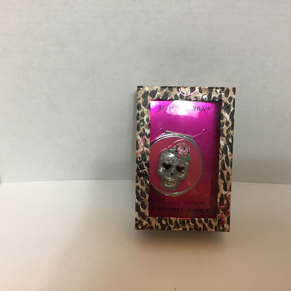 Betsey Johnson: Skull Compact Mirror - Picture 6 of 8